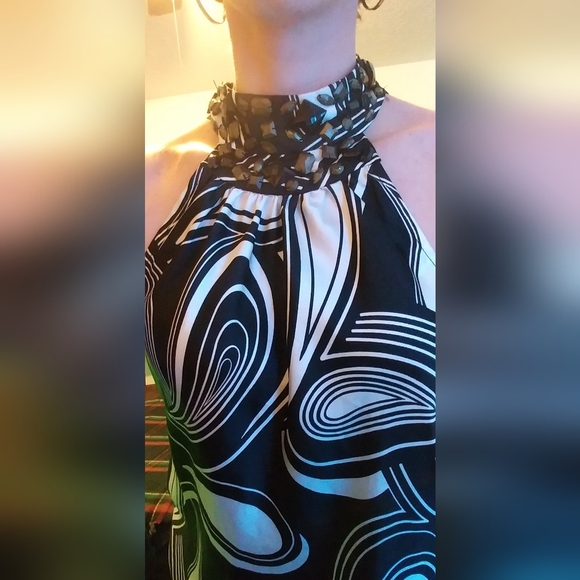 Womens Size Medium Chic Black and White Swirl Sleeveless Tunic With Tied Back. - Picture 2 of 9